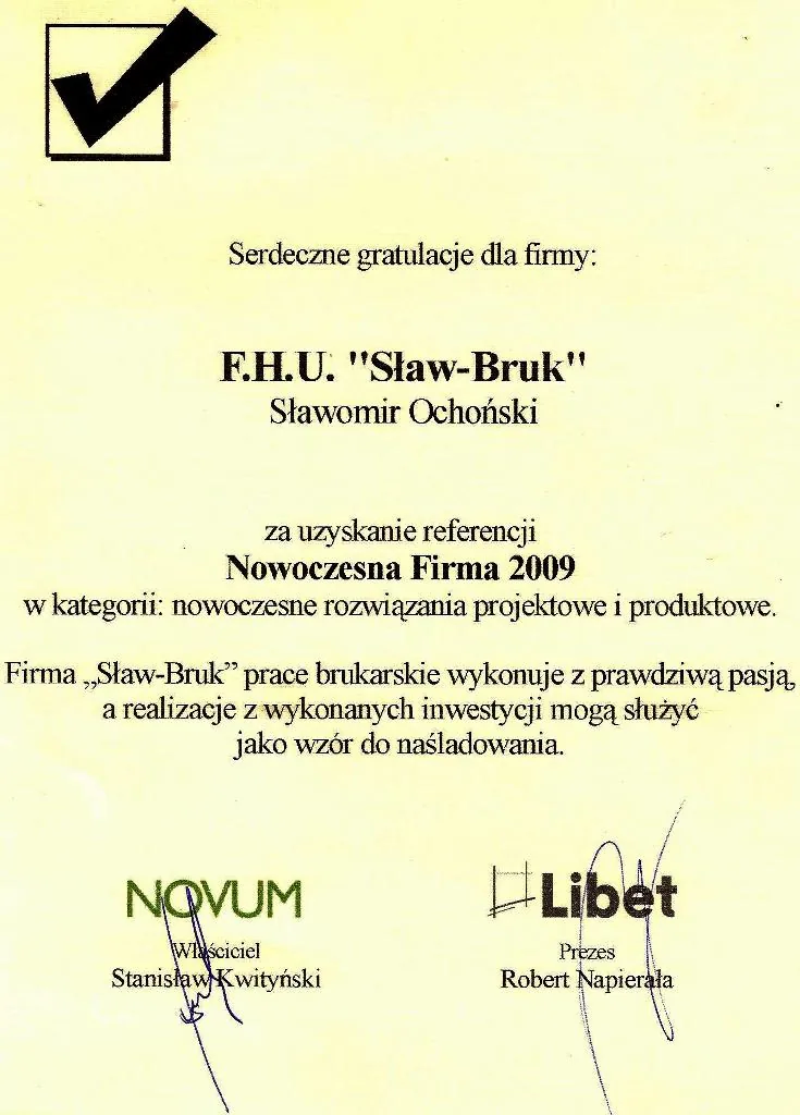 taras z płyt granitowych przy domu w trakcie układania